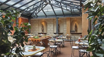 Breakfast room with buffet