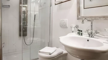 Salle de bain avec douche double de luxe