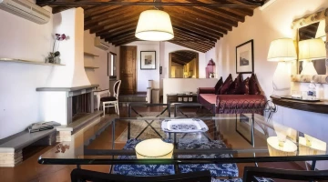 Suite panoramique avec canapé, table et cheminée