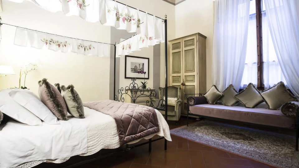 Chambre triple de luxe avec canapé
