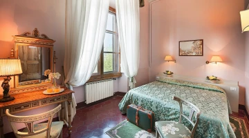 Classic room with double bed