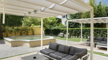 Jardin avec pergolas et mobilier d&#39;extérieur