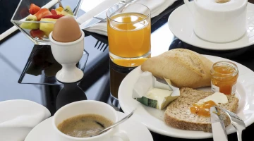 Petit-déjeuner avec cafétéria, pain, beurre, confiture, œufs, fr