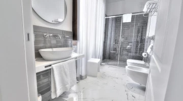 Salle de bain avec cabine de douche et sanitaires suspendus