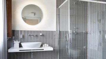 Salle de bain avec cabine de douche