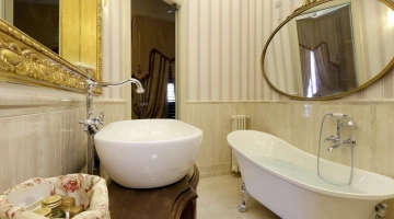 Privates Badezimmer mit Badewanne