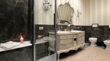 Badezimmer mit Dusche und Handtuchset
