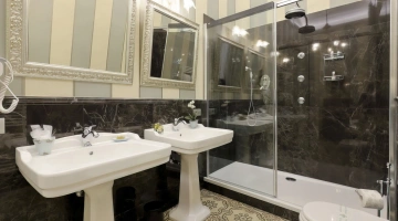 Privates Badezimmer mit Dusche
