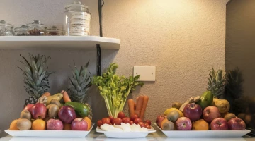 Frutta e verdura fresche per la colazione