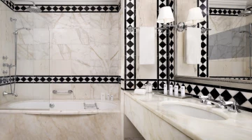 Private bathroom with bathtub and courtesy kit