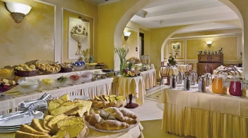 Salle de petit-déjeuner avec buffet