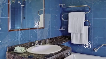 Salle de bain avec douche et baignoire