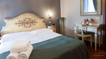 Chambre avec lit double et bureau