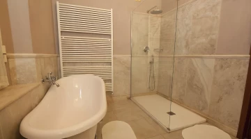 Salle de bain avec baignoire et cabine de douche