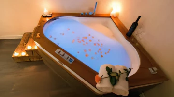 Baignoire jacuzzi dans la chambre