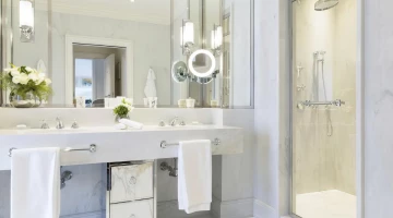 Privates Badezimmer mit Duschkabine