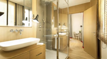 Privates Badezimmer mit Duschkabine