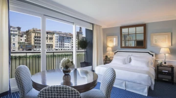 Bueno-Suite mit Doppelbett und Terrasse mit Blick auf den Fluss