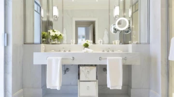 Privates Badezimmer mit Handtüchern und kostenlosen Toilettenartikeln