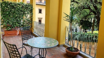 Terrasse mit Tisch und Stühlen
