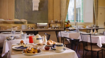 Zimmer für das Frühstück vorbereitet