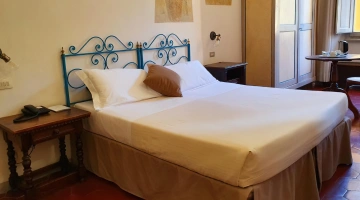Doppelzimmer mit Kleiderschrank und Couchtisch