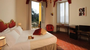 Zimmer mit Doppelbett und privater Terrasse