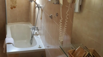 Privates Badezimmer mit Badewanne