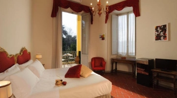 Camera con letto matrimoniale e terrazzino privato
