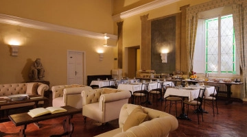 Sala comune con tavoli, divani e poltrone