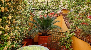 Terrazzino con tavolo e sedute