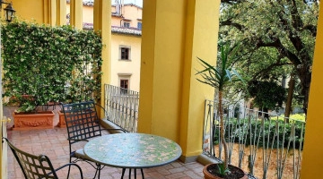 Terrazzino con tavolo e sedute