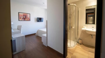 Camera classic e bagno con box doccia