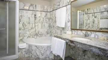 Bagno in marmo con ampio box doccia