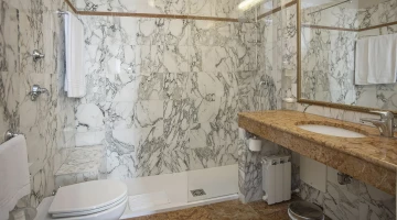 Bagno in marmo con ampio box doccia