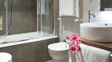Salle de bain avec cabine de douche