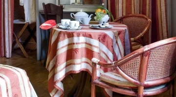 Petite table dans la salle pour prendre le petit déjeuner