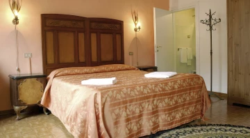 Double bedroom with guest towels