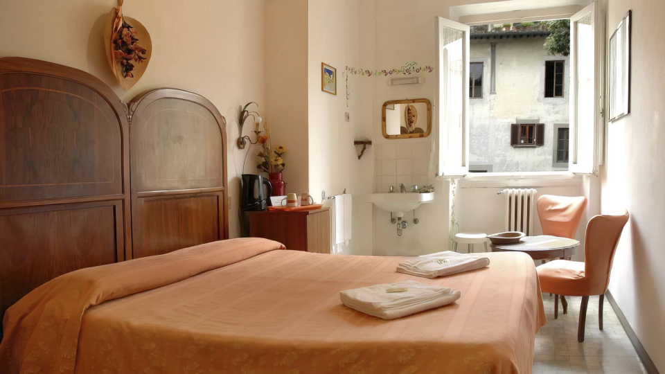 Double bedroom with towels, table and chairs
