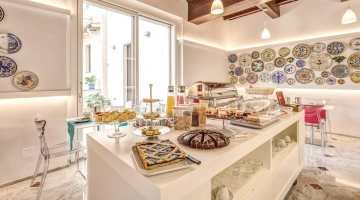 Buffet della colazione con torte, biscotti e succhi di frutta
