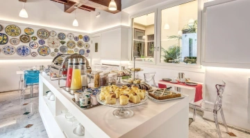 Buffet della colazione con succhi di frutta, yogurt e cereali