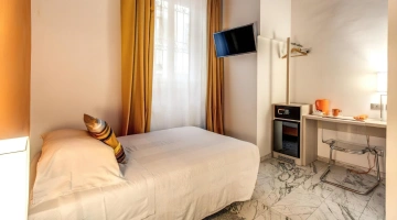 Camera con scrivania, tv e minibar