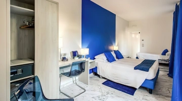 Appartamento con vista giardino, scrivania e cassaforte
