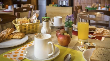Frühstück mit Kaffee, Keksen, Croissants und Obst