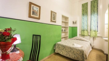 Schlafzimmer mit Schreibtisch
