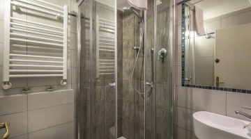 Badezimmer mit Duschkabine