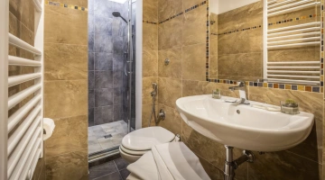 Badezimmer mit Dusche