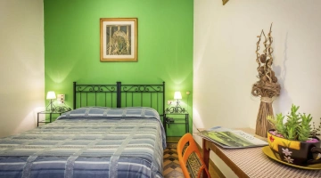 Doppelzimmer mit Schreibtisch