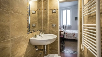 Badezimmer mit Dusche und Handtüchern