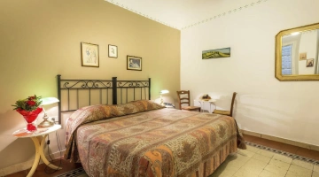 Doppelzimmer mit Stühlen